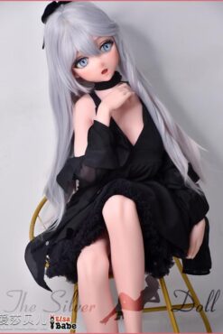 Hayakawa Saaya dans une robe noire