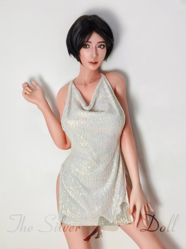 Ishihara Minako con capelli neri a caschetto