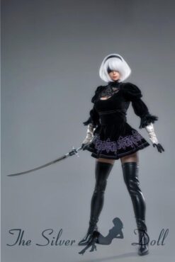2B en robe noire