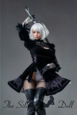 2B en robe noire