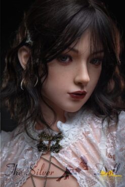 Nabi con un vestido de encaje blanco