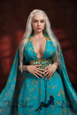 Eve dans une longue robe turquoise