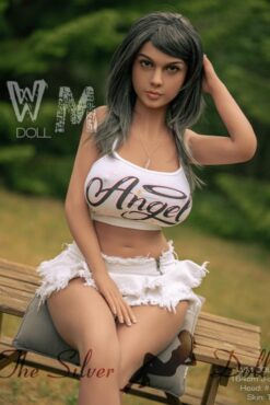 Electra en minifalda blanca en el parque