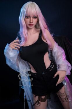 Harper preparada para una batalla de espadas de alta tecnología