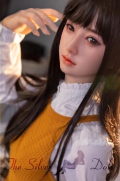 Vivian morena con falda a cuadros