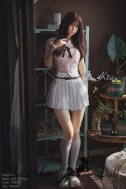 Keira in gonna bianca