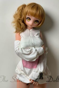 Ishikawa Kiyomi dans une tenue blanche