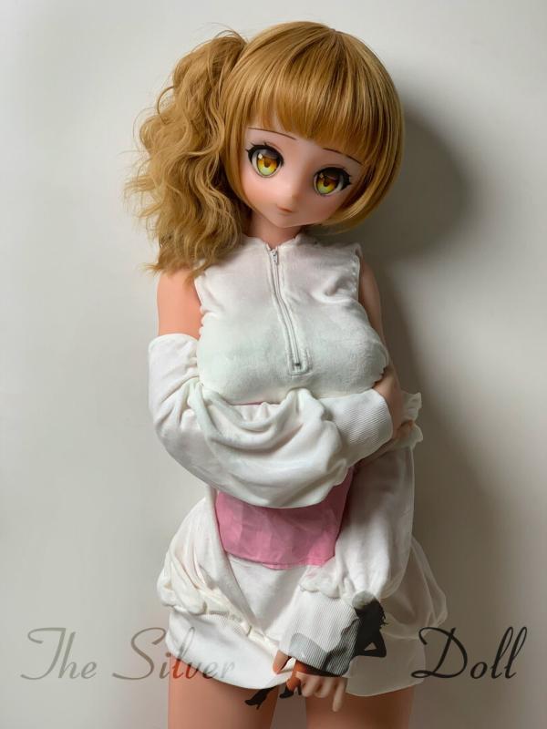 Ishikawa Kiyomi in a white outfit