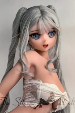 Mizuki Risa avec de longs cheveux gris