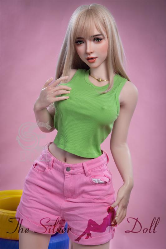 Annika in green and pink