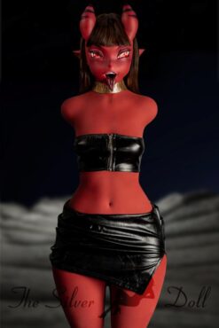 Meru in minigonna di pelle