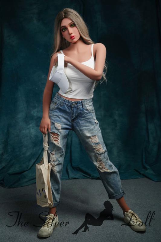 Lisa in top bianco e jeans strappati