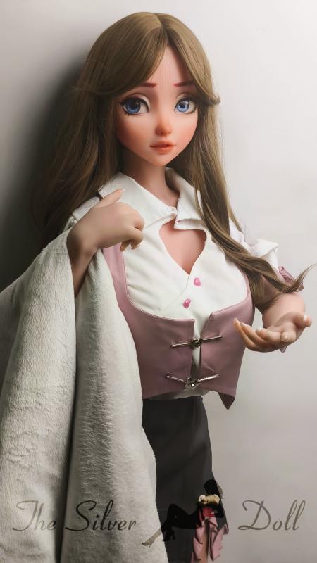 Takanashi Mahiru con capelli castani lunghi