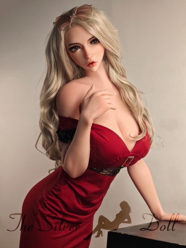 Suzuki Chiyo en robe rouge