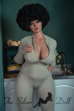 Ursula gioca col suo dildo