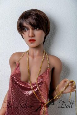 Judy en vestido rosa de lentejuelas