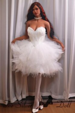 Ella en tenue de cérémonie