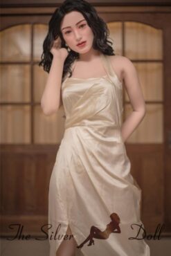 Sharla bruna in abito da sera dorato