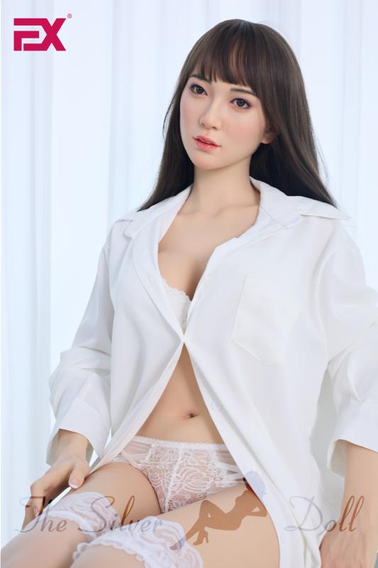 Kana in lingerie e camicia bianca