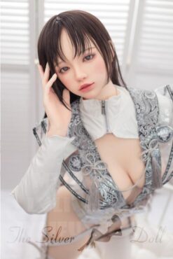 Akaya in abito grigio