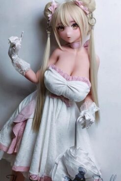 Utashiro Shiori en robe blanche