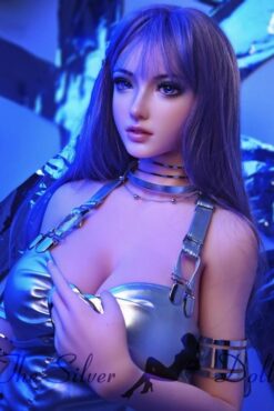 Sakai Yuriko con un vestido plateado metalizado