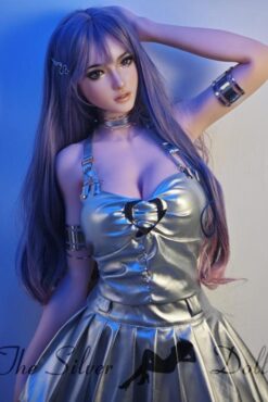 Sakai Yuriko con un vestido plateado metalizado