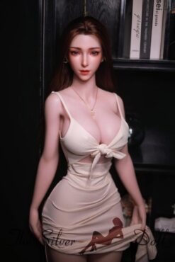 Yanling Ji con un sensual vestido color crema