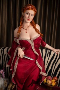 Lucretia con un vestido largo rojo