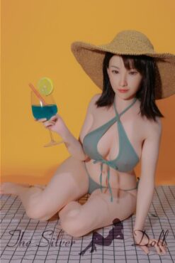 Eimi en una playa virtual