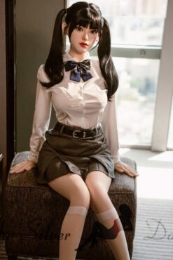 Brigitta en tenue d'étudiante