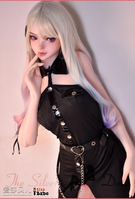 Kino Kayoko con un completino nero