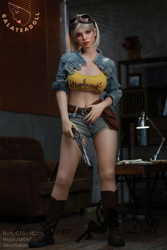 Daniela con una pistola