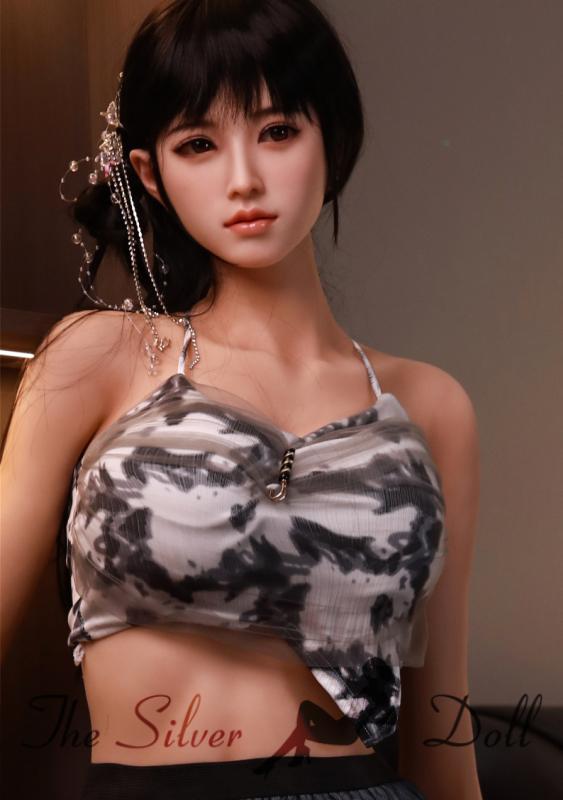 Vivian in abito grigio