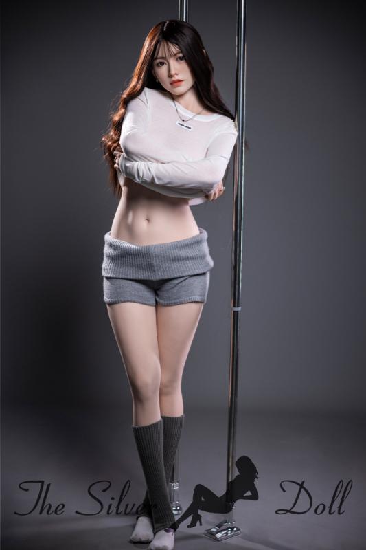 Nina undresses in the photo studio