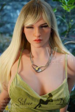 Maisy bionda in abito verde