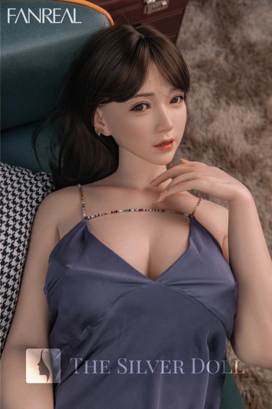 Curvy Torso Xue with a blue dress