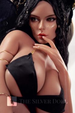 Lydia con un elaborato bikini nero