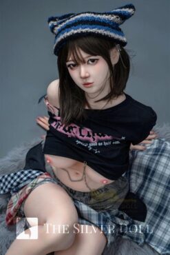 Nia avec un bonnet de laine