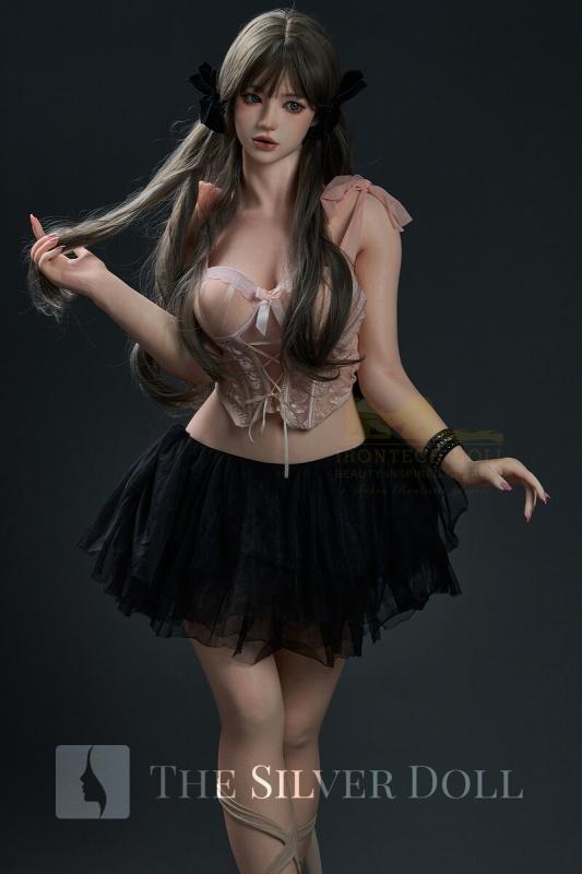 Evie con top rosa y falda negra