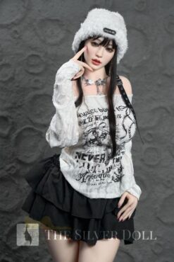 Yuna avec bonnet de laine gris