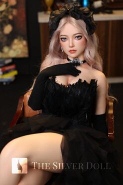 RuoXi dans une élégante robe noire