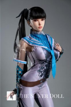 Eve brune avec un foulard bleu