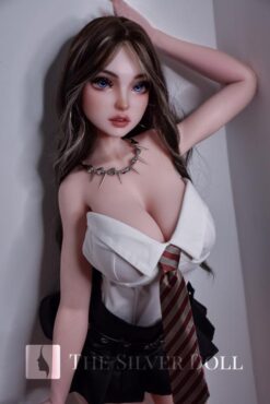 Beatrice Alexander en corsage et cravate