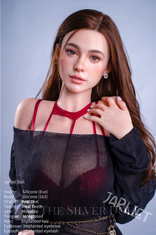 Eve se déshabille et joue avec un gode