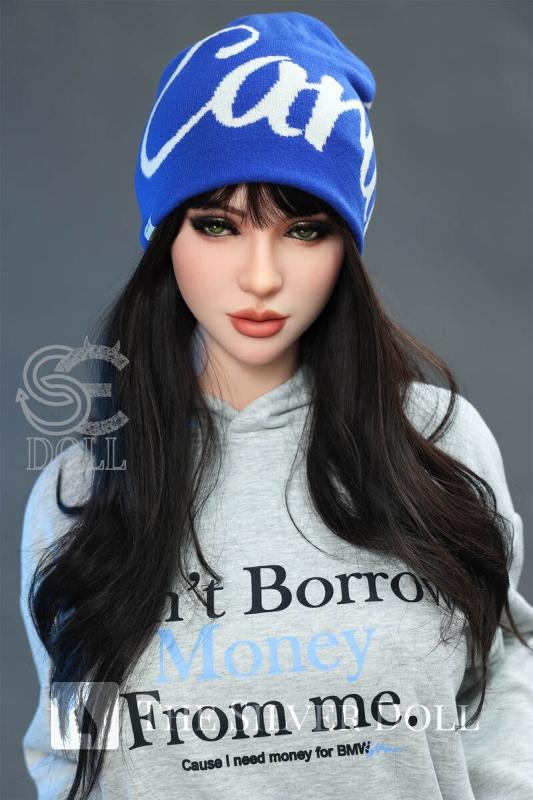 Maggie con ropa informal de ciudad