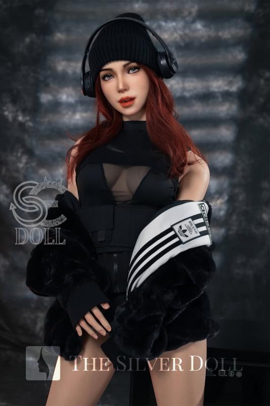 Maggie escucha con auriculares