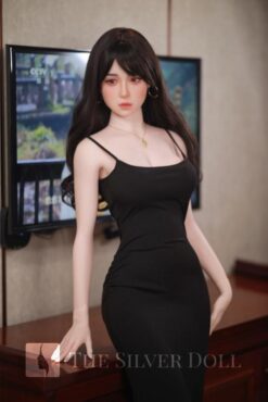 Sunny en robe noire et lingerie violette