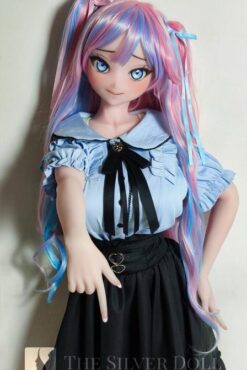 Katu Fumika avec une perruque rose-bleue