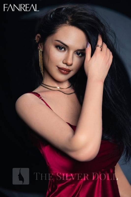 Maria en robe de soirée rouge